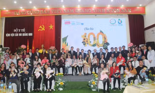 Bộ Y tế tặng quà cho 100 em bé ra đời bằng thụ tinh ống nghiệm