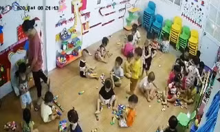 Hình ảnh được cắt từ clip được cho là ghi lại việc cô giáo dùng nịt bắn vào người trẻ, nguồn: Facebook