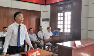 Giảng viên khởi kiện Bộ Giáo dục: Vì sao hoãn tòa?