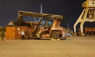Công nhân tử vong dưới bánh xe nâng ở cảng Chùa Vẽ