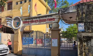 Học sinh tiểu học đội nắng ở cổng trường: Sẽ mở cổng trường cả trong giờ nghỉ trưa