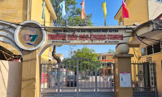 Học sinh bị đưa ra cổng đứng nắng, Chủ tịch TP Hải Phòng xuống tận trường xử lý