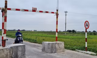 Đường vào trụ sở xã bị trụ bê tông của huyện chặn... từ xa