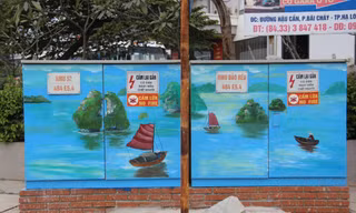 Những 'tủ tranh' đặc biệt trên phố Quảng Ninh