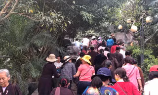 Du khách vẫn ùn ùn đổ về Ba Vàng ngày cuối tuần sau 'bão vong báo oán'