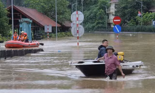 Mưa ngập, người dân Hạ Long dùng xuồng trên quốc lộ 