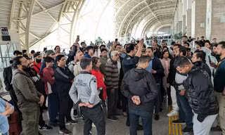 Hàng trăm người kẹt ở sân bay quân sự, không đồ ăn nước uống suốt 2 ngày