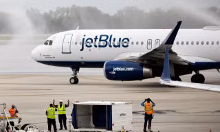 Phát hiện 2 thi thể ở hốc bánh đáp máy bay JetBlue