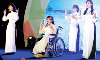 Dù bị khuyết tật vận động, nhưng Nguyễn Phương Linh (SN 1993, Hà Nội) tham gia sinh hoạt với CLB người điếc. Trong đêm chung kết, Linh thể hiện tài năng hát bằng ngôn ngữ ký hiệu. Ảnh: Xuân Tùng.