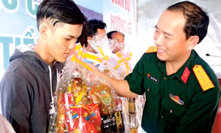Thượng tá Đinh Quốc Hùng, Trưởng ban Thanh niên Quân đội, tặng quà Tết cho các nghiệp đoàn tàu cá ở huyện Gò Công Đông (Tiền Giang). Ảnh: CTV.