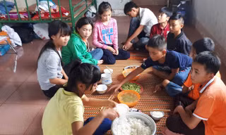 Bữa cơm đạm bạc của học sinh “Bán trú dân nuôi”.