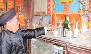 Dâng cúng tổ tiên bát cơm lúa mới. Ảnh: Duy Chiến.
