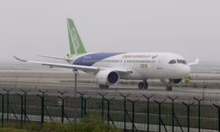 Chiếc C919 tại cuộc thử nghiệm cuối cùng hồi tháng 4 tại sân bay quốc tế Phố Đông Thượng Hải. Ảnh: CNN.