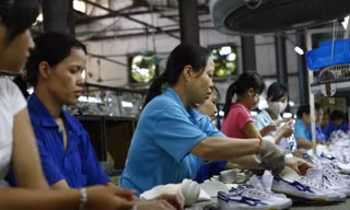 Nhiều lao động nữ trên 35 tuổi đối mặt nguy cơ bị sa thải. Ảnh minh họa - Ảnh: Hồng Vĩnh.