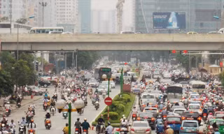 Nút giao thông Lê Văn Lương - Vành đai 3 ùn tắc như nêm, trong khi dự án hầm chui tại đây bị cắt vốn do triển khai chậm. Ảnh: Anh Trọng.
