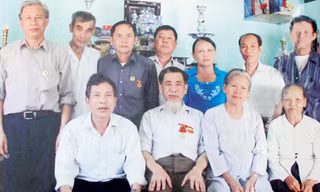 Ông Lã Viết Quang (áo trắng ở giữa hàng trước) và ân nhân của mình - bà Võ Thị Đào trong ngày hội ngộ đầu tiên.