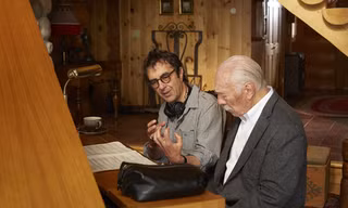 Atom Egoyan thảo luận với Christopher Plummer về cảnh Zev chơi dương cầm trong “Hồi ức”.