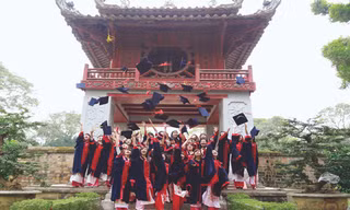 Sinh viên trường ĐH Thương mại chụp ảnh lưu niệm ở Văn Miếu Quốc Tử Giám - Hà Nội. Ảnh: Ngọc Châu.