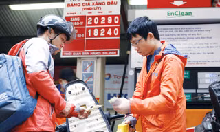 Bỏ qua tất cả, Bộ Tài chính vẫn kiên định đề xuất tăng thuế bảo vệ môi trường với xăng dầu. Ảnh: Như Ý.