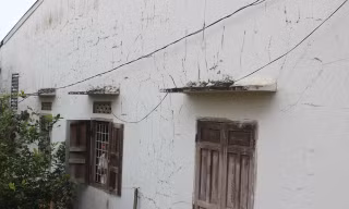 Nhà dân chi chít vết nứt.