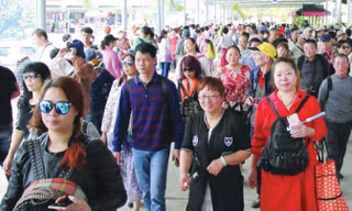Du khách thoải mái dạo chơi sau chiến dịch “bàn tay sắt” đưa du lịch Quảng Ninh phát triển đúng quỹ đạo.