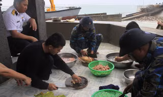 Các chiến sĩ đảo Tốc Tan A làm cơm trong ngày mưa bão. Ảnh: Trường Phong.