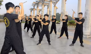 Võ sư Huy Côn đang hướng dẫn võ sinh. Ảnh: Hoàng Trung Hiếu.