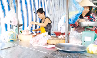 Ruồi bâu đen thực phẩm tại chợ Sang Trắng.