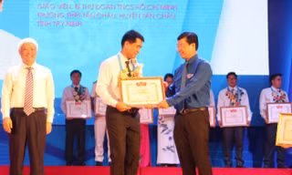 Phó chủ tịch Quốc hội Uông Chu Lưu và Bí thư thứ nhất T.Ư Đoàn Lê Quốc Phong trao giải thưởng Cán bộ, công chức, viên chức trẻ giỏi năm 2017 cho các cá nhân.