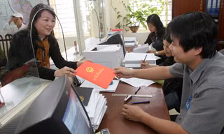 Làm sổ đỏ tại “một cửa” quận Ba Đình (Hà Nội).