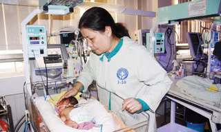Cháu của bà Bạch Thị Thu Hà (52 tuổi, quê Quảng Ngãi) được Ngân hàng sữa mẹ nuôi nấng từ khi mới lọt lòng. Ảnh: Thanh Trần.
