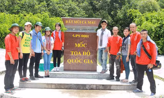 Nhóm “Đi trên những đam mê” chạm mốc tọa độ quốc gia đất mũi Cà Mau.