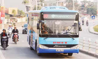 Xe buýt mới di chuyển êm ái, mỗi khi xe lăn bánh như mang sắc xanh xuống phố.