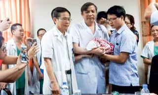 PGS.TS Vũ Bá Quyết, Giám đốc BV Phụ sản T.Ư trao bé Gấu cho người cha.