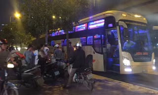 “Bến dù” trước số nhà 26 Phạm Hùng vẫn tái diễn dù Sở GTVT yêu cầu TTGT xử lý 2 tuần trước. Ảnh: Nguyễn Hoàn.