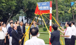 Phút mở băng đề biển tên phố Nguyễn Đình Thi. Ảnh: NMH.