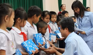 Ông Yung Yang Su, Tổng Giám đốc POSCO-Việt Nam tặng quà và học bổng cho học sinh nghèo hiếu học.