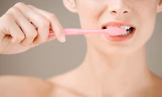 Đánh răng trong bóng tối để ngủ ngon