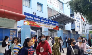 Cổng trường ĐH Huflit.