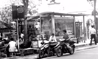 Lộn xộn cạnh nhà chờ xe buýt