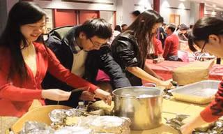 Bánh chưng gói giấy bạc của du học sinh tại Boston (Mỹ).