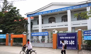Uống sữa miễn phí trước cổng trường, học sinh nôn ói, đau bụng