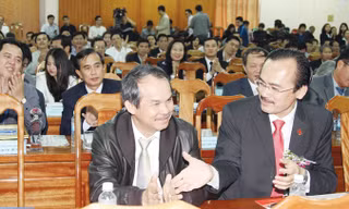 Bầu Đức (trái) mới được giới thiệu ra ứng cử chức chủ tịch VFF. Nếu đắc cử, liệu có xảy ra xung đột về mặt lợi ích khi có những vấn đề liên quan tới CLB HAGL? Ảnh: VSI.
