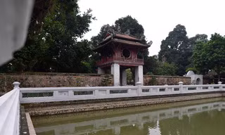 Văn Miếu-Quốc Tử Giám mới quét vôi, tu bổ nhỏ. Ảnh: N.Châu.