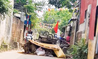 Đường vào xã Đồng Tâm (Mỹ Đức, Hà Nội) bị người dân chặn lại. Ảnh: Văn Kiên.