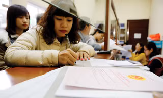 Người dân đi làm sổ đỏ tại bộ phận một cửa.