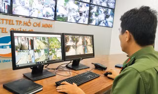 Lực lượng công an theo dõi và xử lý vi phạm từ camera an ninh.