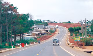 Đường Hồ Chí Minh hoàn thành, sử dụng từ 2006 đến nay vẫn nợ tiền XDCB. Ảnh: Sỹ Lực.