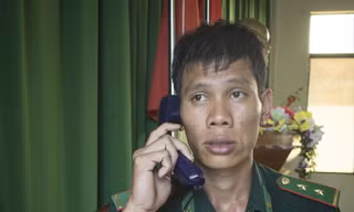 Trung úy Phạm Dương Nguyên trong ca trực. Ảnh: L.V.C.