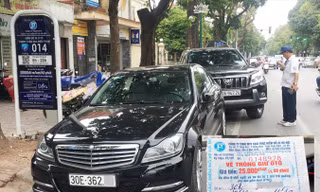 Sau 1 năm thí điểm, các điểm đỗ xe theo iParking lại trở về với ghi vé, thu tiền như trước đó.